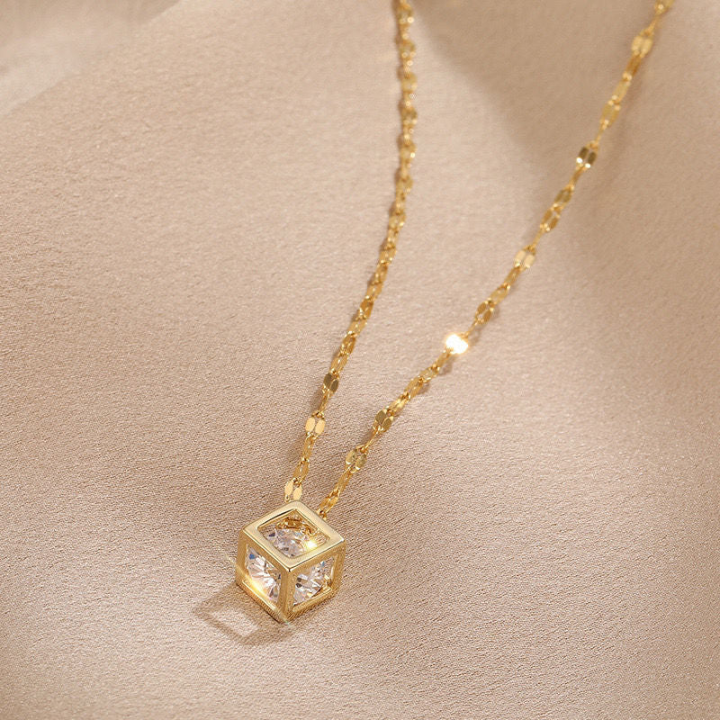 Collier Vintage avec Pendentif Carré Rose