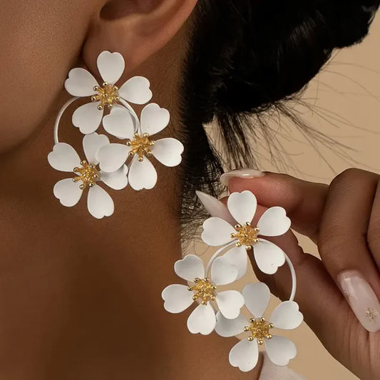 Boucles d'Oreilles Pendantes Vintage à Fleurs Blanches